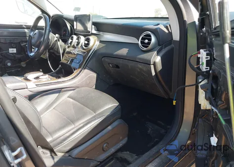 2016 Mercedes-Benz Glc 300 z USA, uszkodzony, nr VIN WDC0G4JB5GF009359